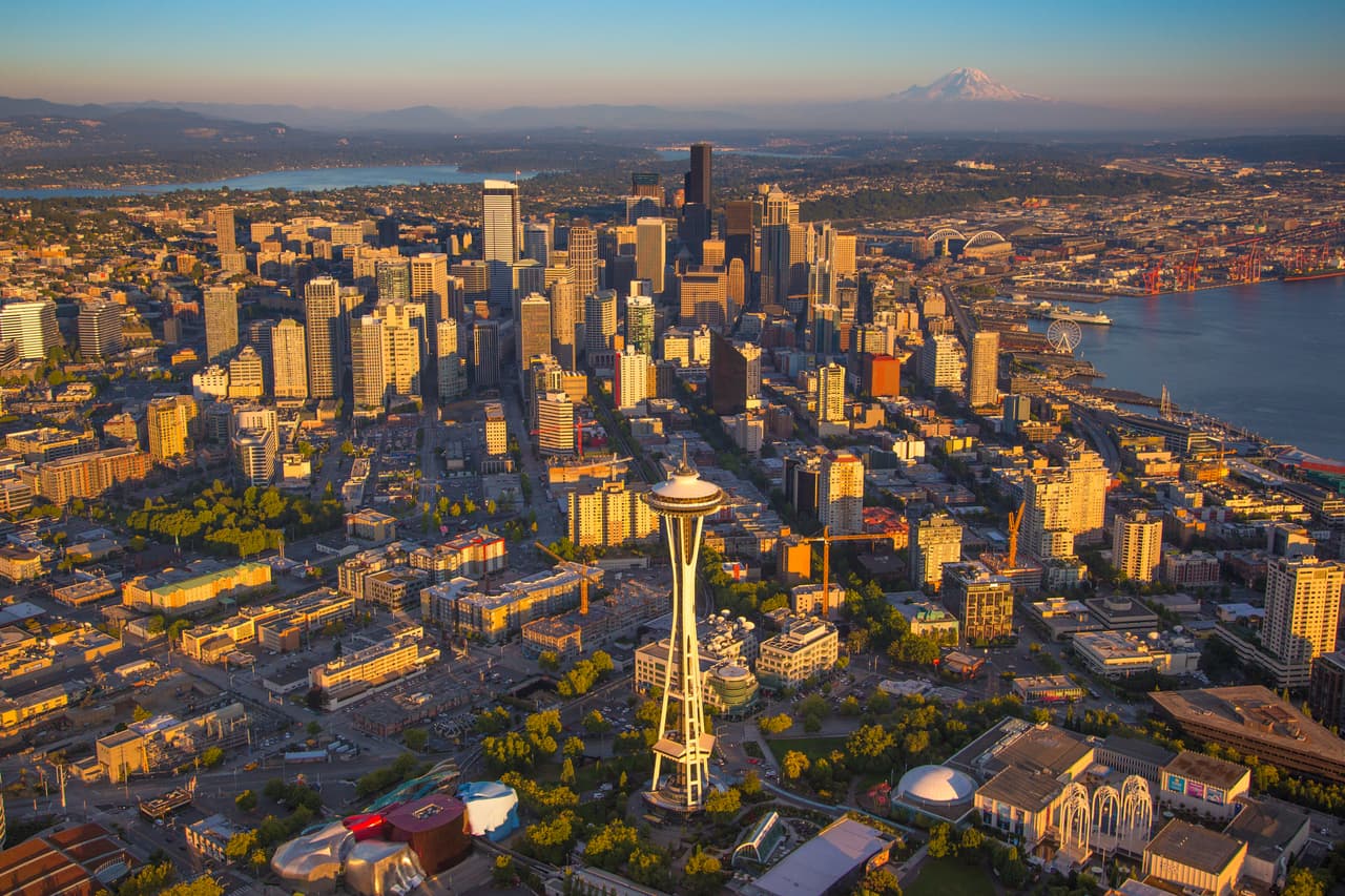 <b>Seattle.</b> Otra urbe de la costa oeste conocida por sus empresas de tecnología es Seattle, hogar del gigante de ventas por internet, Amazon, y de los creadores de software, Microsoft. Aunque el valor promedio de sus casas no es nada barato con $700,000, sigue estando por debajo de los de Silicon Valley.
