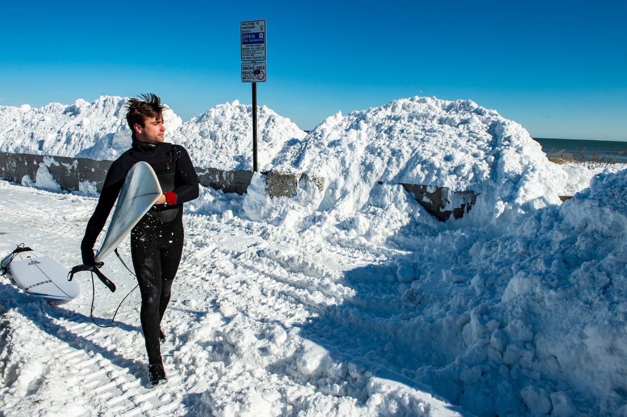 A pesarl del frío y de la nieve, este surfista salió con su tabla a practicar el deporte en la aguas de Massachusetts.