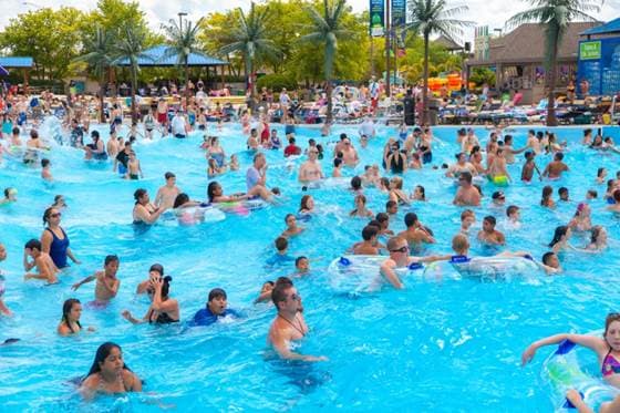 Magic Waters Waterpark estará abierto hasta las 8:00pm los miércoles del 5 de julio hasta el 16 de agosto.