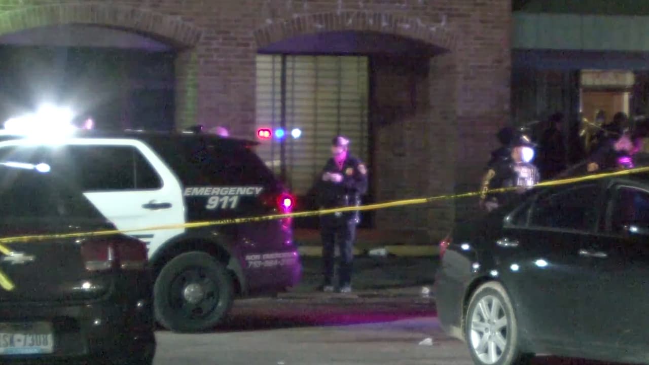 El hombre y la mujer comenzaron a discutir en el interior del edificio donde se llevaba a cabo la fiesta. Salieron al estacionamiento para continuar con el pleito.