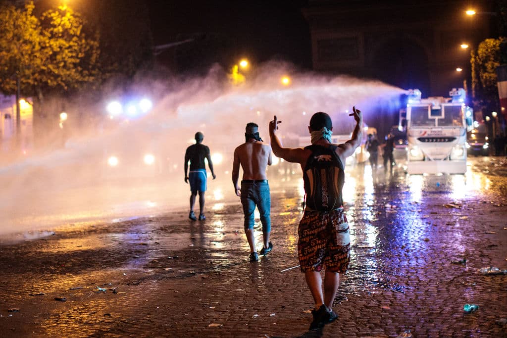 La madrugada en París fue escenario de enfrentamientos entre la Policía y cientos de personas tras la celebración del título de Francia en el Mundial de Rusia 2018.