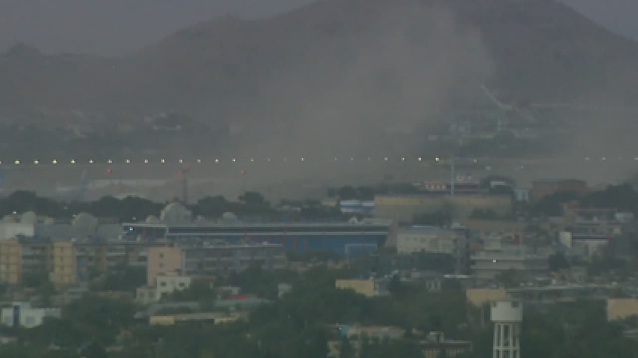 <b>En video: N<b>ube de humo tras explosión en el aeropuerto de Kabul</b></b>
<br>
<br>El Pentágono confirmó que hubo una explosión fuera del aeropuerto internacional Hamid Karzai en Kabul, mientras alerta a los estadounidenses en Afganistán de mantenerse alejados por el peligro inminente.