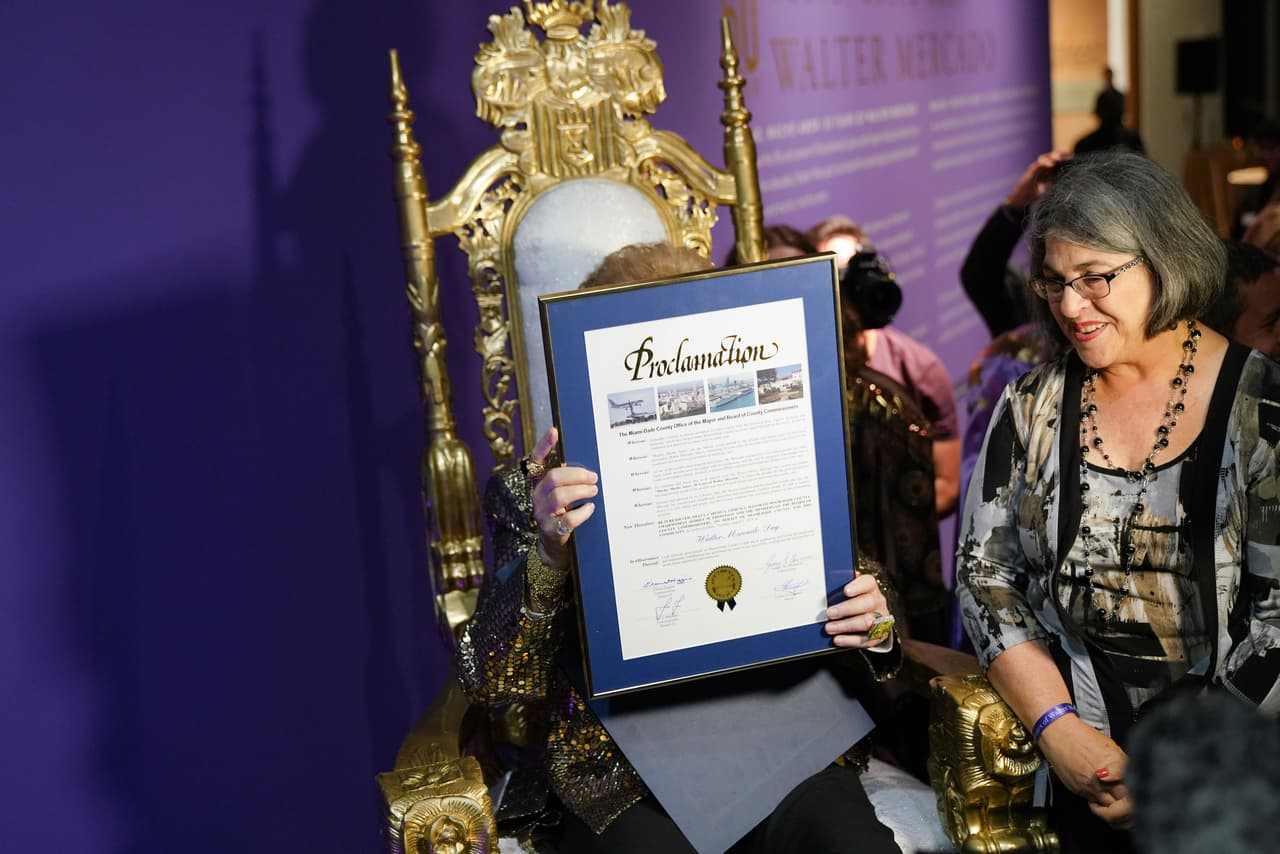 El alcalde de Miami, Francis Suárez leyó una proclama en donde se establece el 1 de agosto como el día de Walter Mercado.