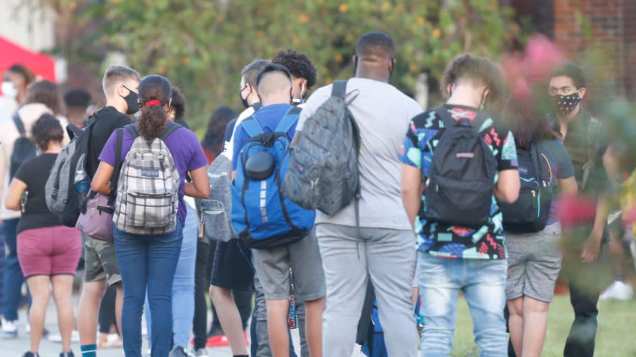 En las escuelas públicas del condado Polk estudiantes podrán ser revisados en busca de armas