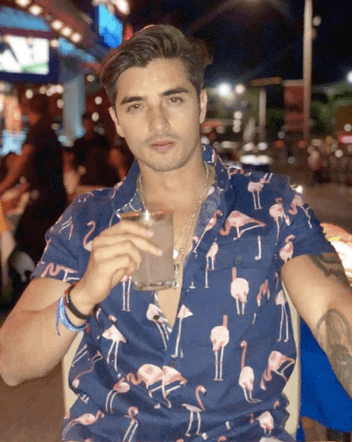 Ambas están distanciadas desde finales del año 2018. Frida la acusa de haber tenido algo que ver con Christian Estrada. 
<b><a href="https://www.univision.com/famosos/con-lagrimas-en-los-ojos-alejandra-guzman-responde-si-estuvo-con-el-ex-de-frida-sofia" target="_blank">La roquera lo ha negado. </a></b>
<br>