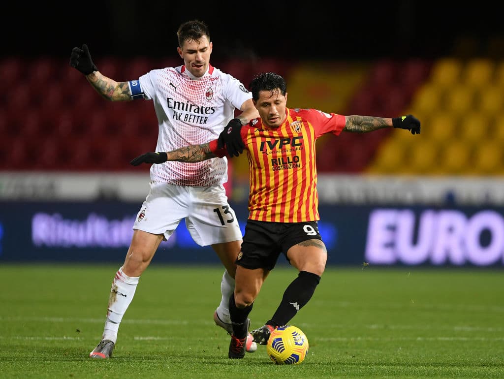 Milan se impuso al Benevento por 2-0. Sin sus estrellas, los ‘rossoneros’ triunfaron con goles de Frank Kessié y Rafael Leao y ya es líder de la Serie A.