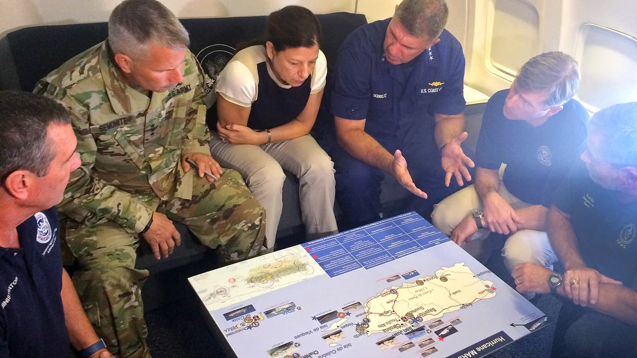 Secretaria de Seguridad de EEUU sobrevoló Puerto Rico para evaluar las emergencias que deja María