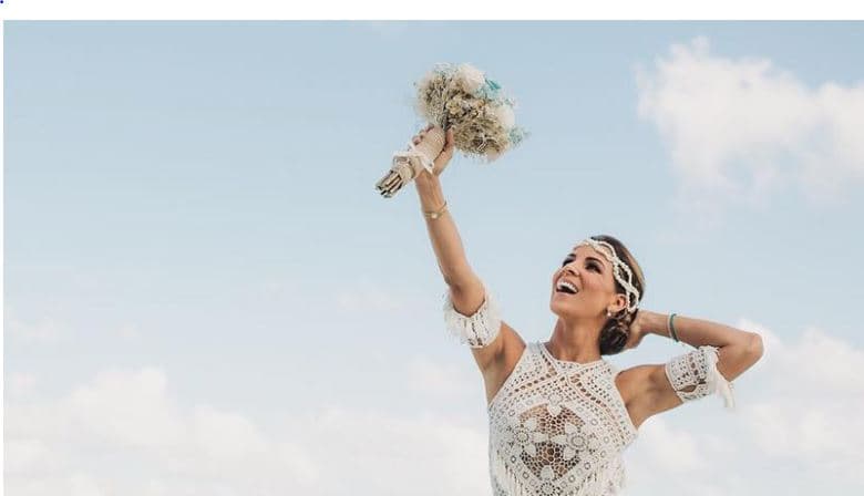 Luego de ser unidos por una 'chamana' se tomaron de las manos para besarse, a la vista de todos los invitados que volvían a derretirse literalmente 
<b>entre los 33 grados centígrados</b> de temperatura y una fiebre de amor desmedida.