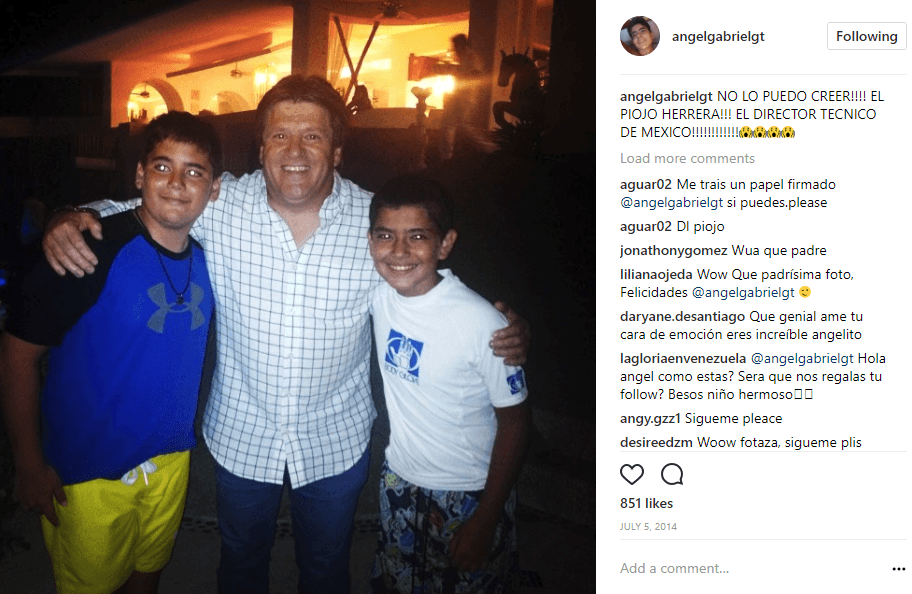 Y en julio de 2014, Ángel Gabriel publicó esta imagen donde aparece junto a Miguel 'El Piojo' Herrera, quien en ese entonces se desempeñó como director técnico de la Selección Mexicana de Fútbol.