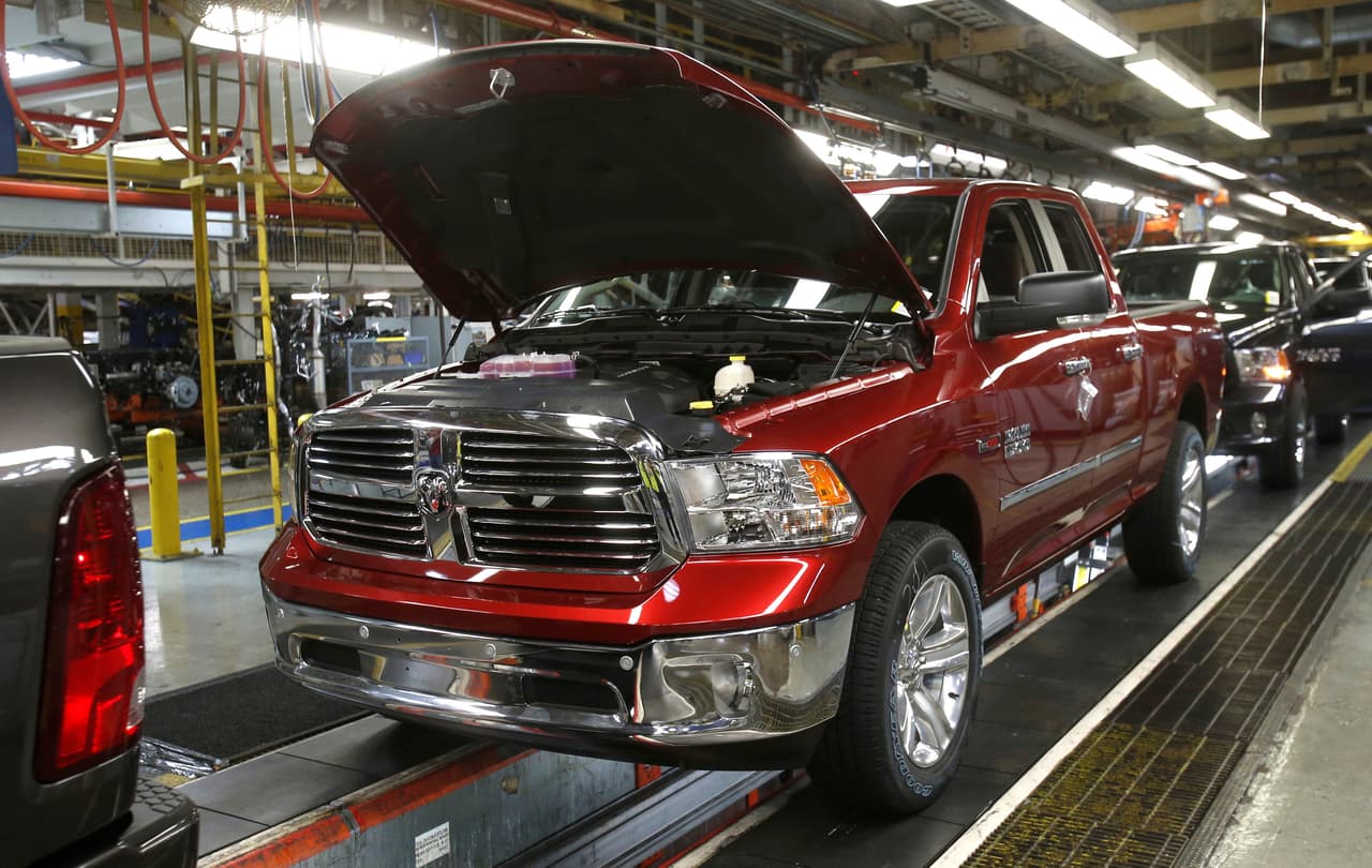 En medio de la puja de Trump con el rubro automotriz, Fiat Chrysler informó que invertirá $1,000 millones en la revitalización de dos plantas en EEUU, donde fabricará nuevos modelos de las camionetas Jeep y algunas pickup RAM que actualmente ensambla en México. En la imagen, la planta que la firma tiene en Warren, Michigan. (Foto de Rebecca Cook/Reuters)
