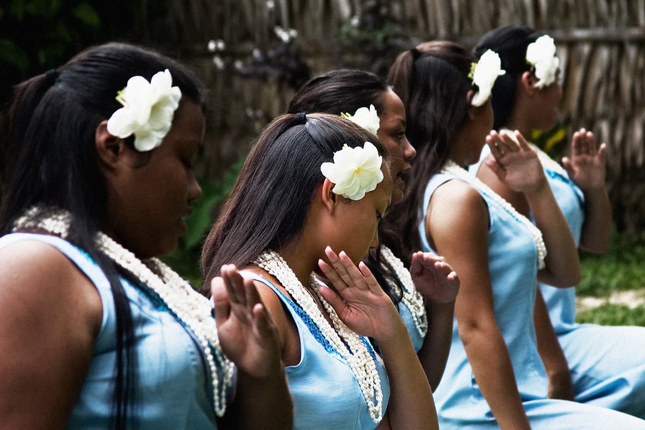 8
<b>. ¿Las mujeres no se pueden casar vírgenes?</b>
<br>En las redes sociales lo que ha dado cierta fama viral a Guam no es propiamente su clima prodigioso, siempre entre 70 y 90 F, y sus atardeceres naranjados, sino una leyenda que dice que las mujeres en esta isla no se pueden casar vírgenes y que incluso hay unos hombres cuyo trabajo es encargarse de dejarlas listas para el matrimonio.
<br>