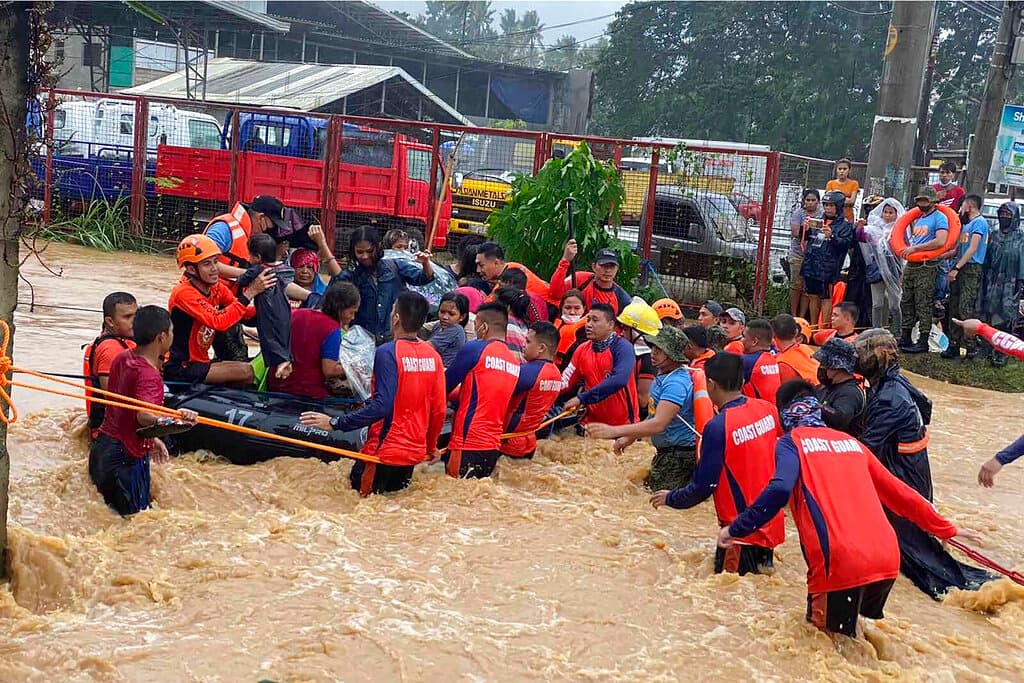 El poderoso tifón Rai golpeó este jueves el sureste de Filipinas, arrancando árboles y tejados de metal y provocando cortes de luz, en su avance hacia algunas provincias en donde casi 100,000 personas habían sido evacuadas.