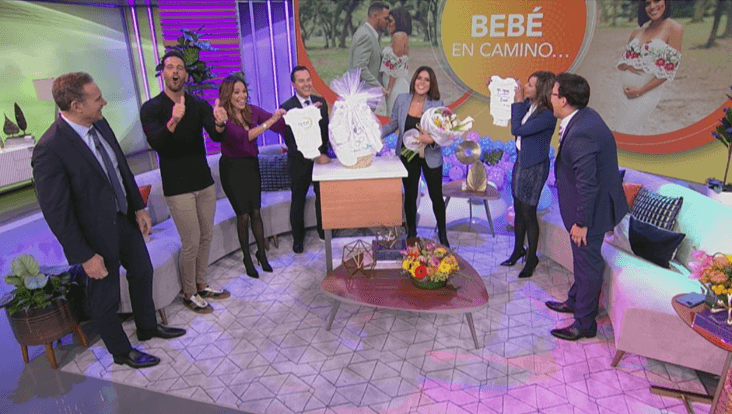 Su familia de Despierta América no cabía de la emoción tras la noticia y antes de finalizar el programa la llenaron de regalos.