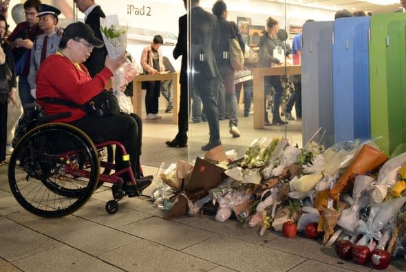 Miles de fanáticos en todo el mundo hicieron de las tiendas Apple un santuario para recordar el legado que dejó el visionario Steve Jobs.