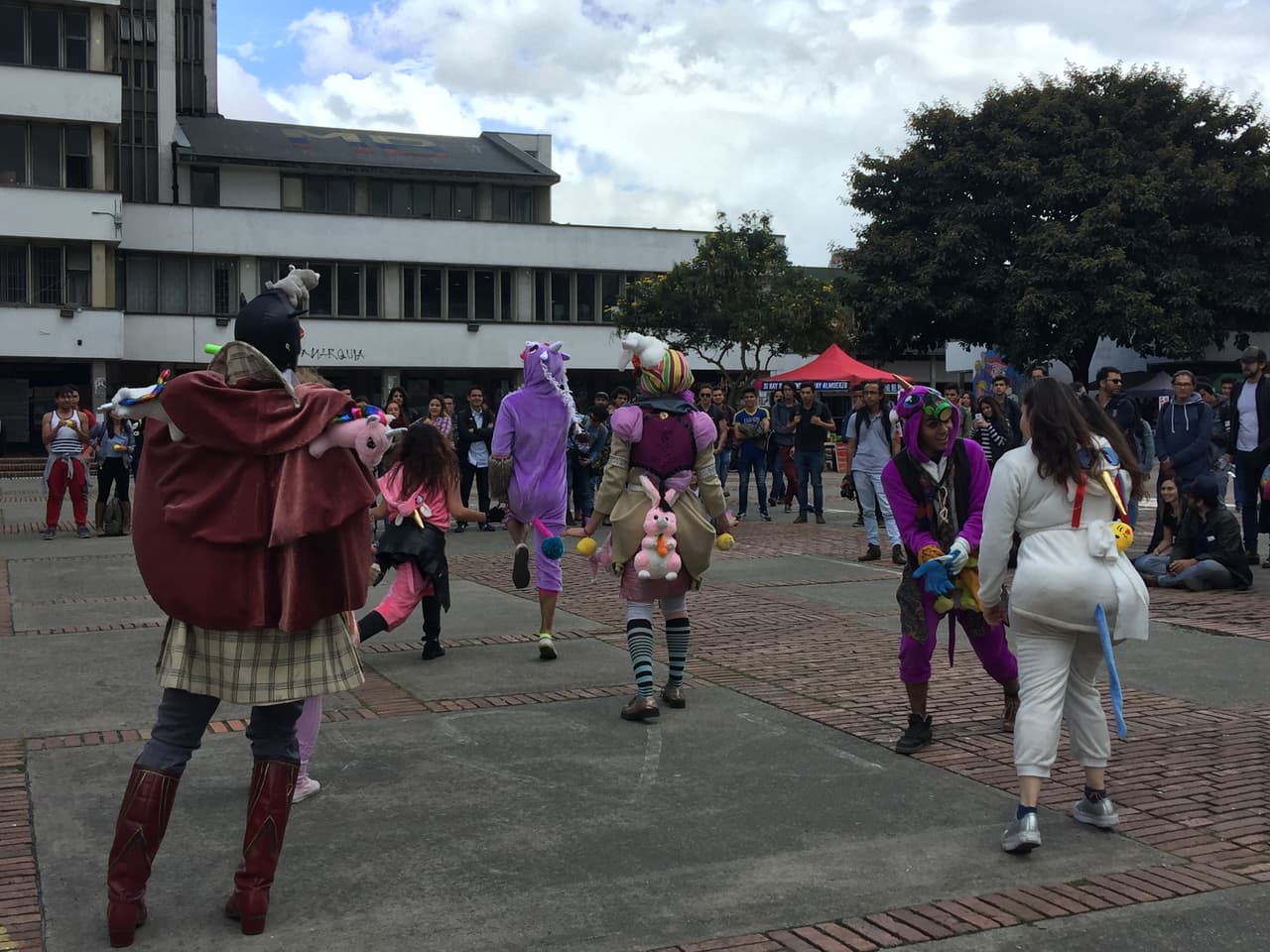 El trabajo de Felipe Vergara y Verónica Ochoa ha sido inspirado además del trabajo del comediante y periodista Jaime Garzón, por manifestaciones populares como los ‘escraches' contra regímenes dictatoriales en países como Chile y Argentina.