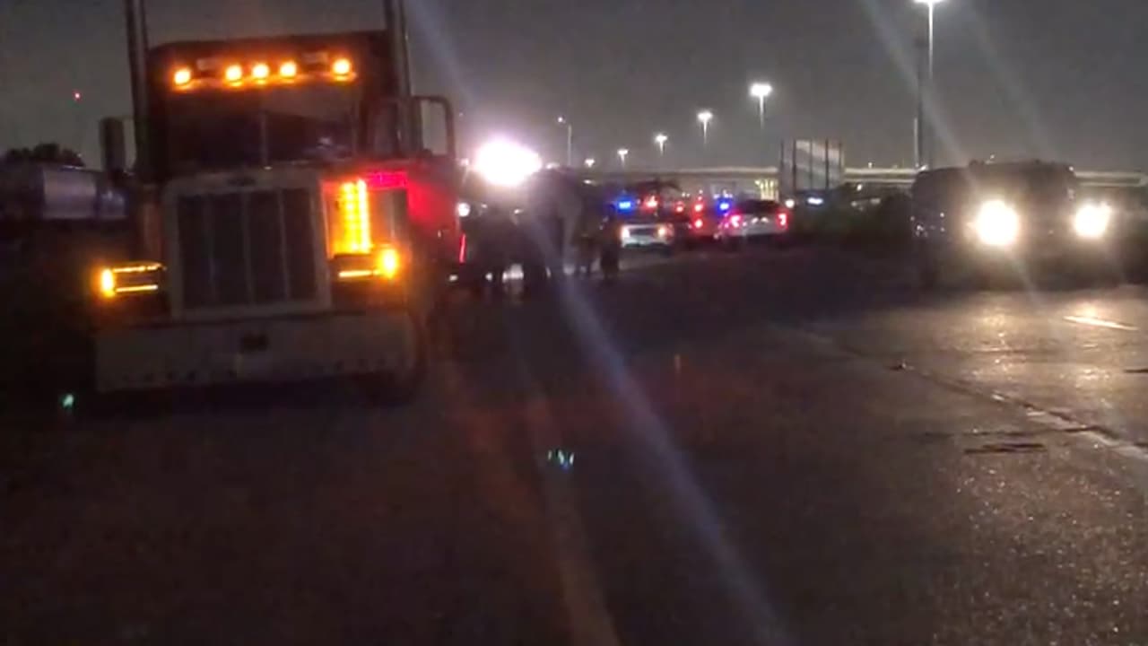 Se desconocen los motivos por los que el conductor del automóvil Infiniti, hispano de entre 35 y 40 años, se estrelló en la parte trasera del tráiler que estaba estacionado a un lado de la carretera.