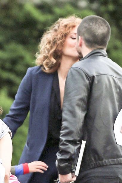 OMG! El amor que siente por Casper es tan incontenible que por todos lados se están besando.