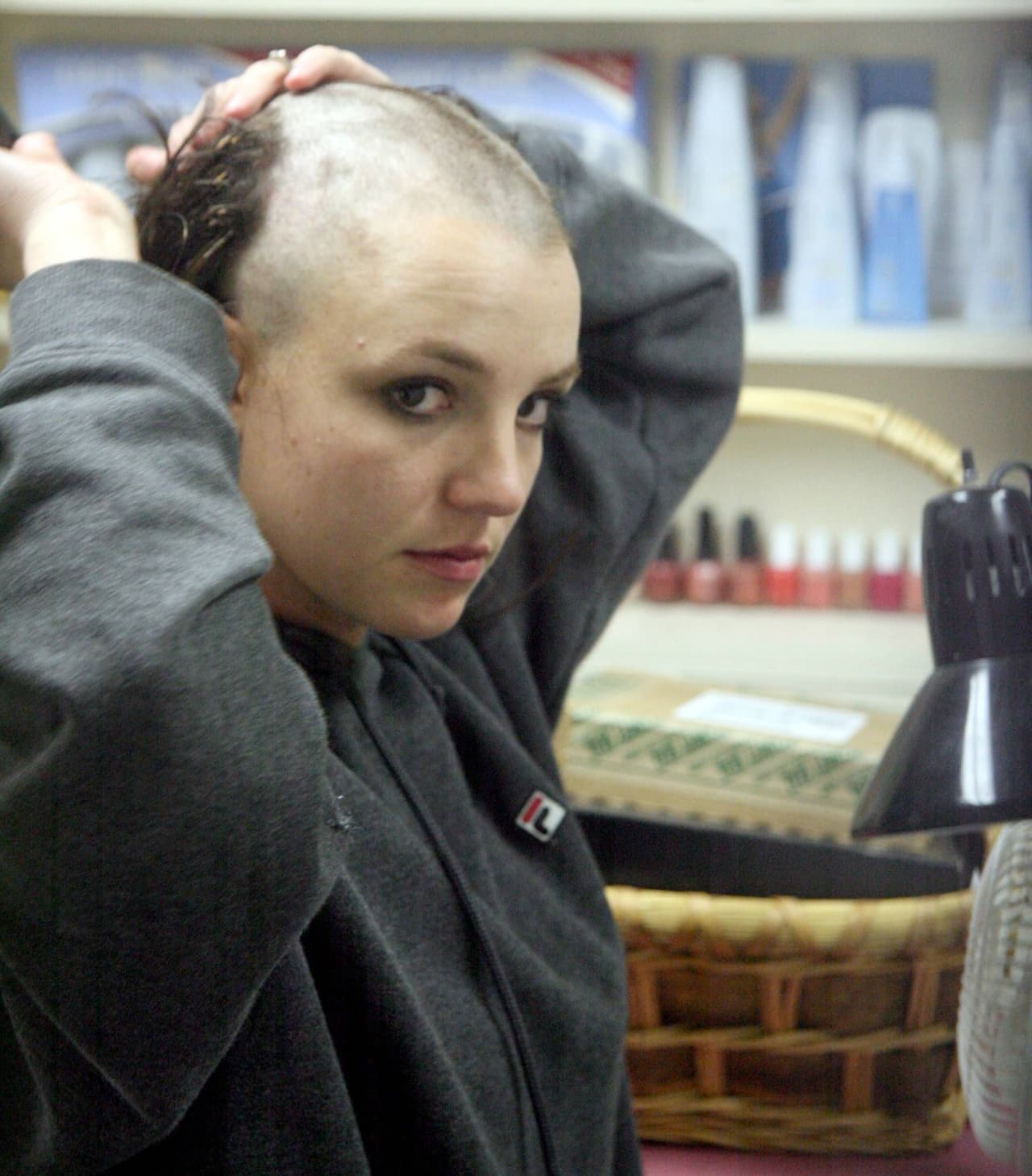 La tutela se determinó luego de un 2007 que fue muy turbulento para Britney Spears. En ese entonces, se divorció del padre de sus dos hijos, Kevin Federline, 
<b><a href="https://www.univision.com/famosos/para-evitar-una-crisis-recluyen-a-britney-spears-en-un-centro-de-salud-mental-fotos" target="_blank">se afeitó la cabeza</a></b>, atacó el automóvil de un fotógrafo con un paraguas y entró en rehabilitación.
<br>