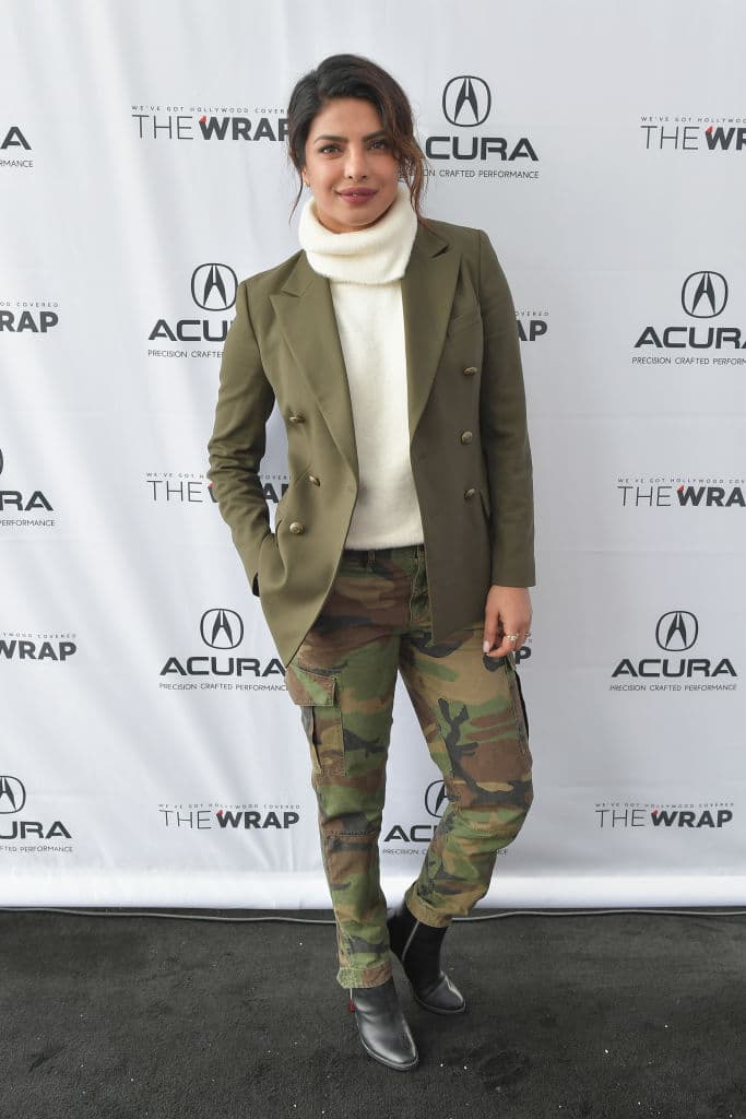 La indumentaria con patrones únicos elevan el ‘look’ sin mucho esfuerzo, pese a que es un poco difícil conseguir un ‘blazer’ que no sea liso. En ese caso 
<b>Priyanka Chopra</b> tiene la solución: cambiar los 'jeans' por pantalones estampados y usar las prendas básicas en la parte superior.