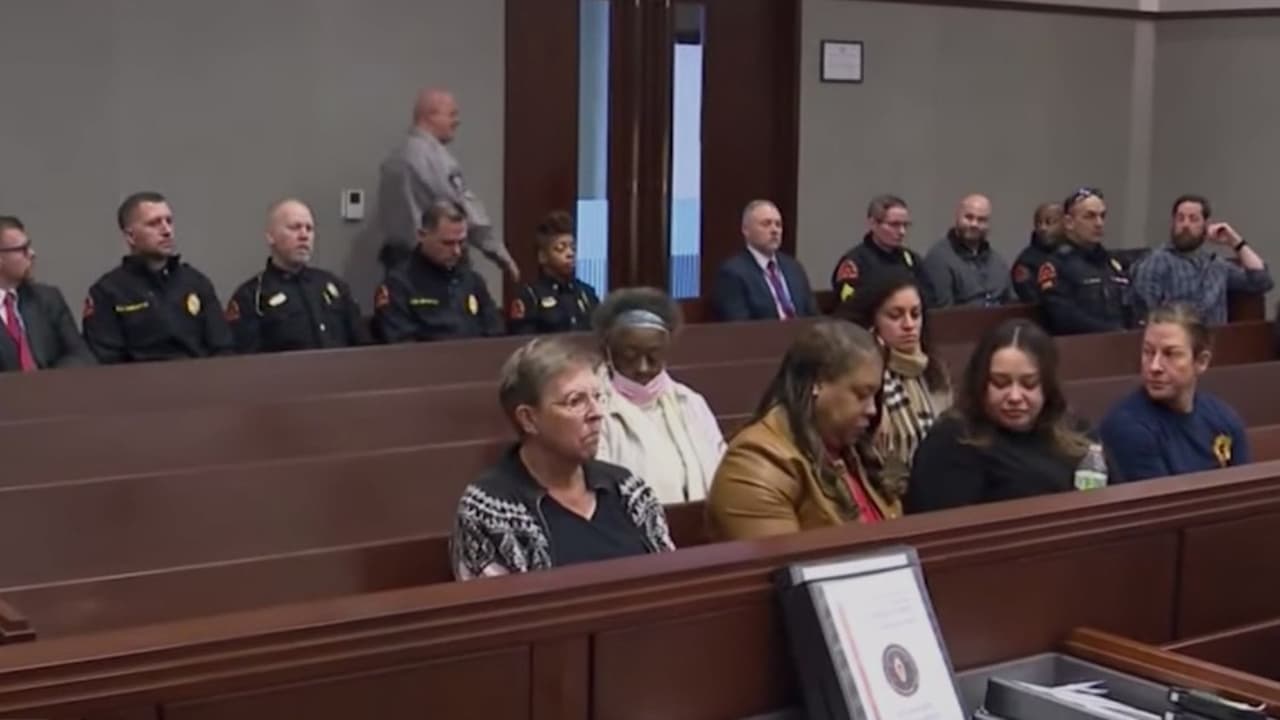 “Me robaste la vida”: Esposa de oficial hispano asesinado en tiroteo masivo confronta al acusado