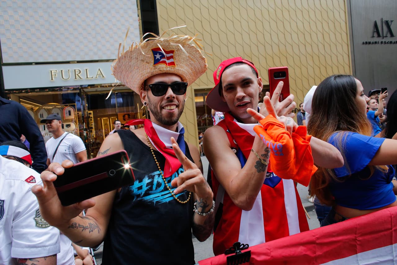 Cientos de miembros de la comunidad puertorriqueña y líderes neoyorquinos caminaron por la Quinta Avenida en el centro de Manhattan la mañana de este domingo con mensajes que llaman a la unidad y piden el apoyo para la reconstrucción de la isla a casi nueve meses del huracán María.