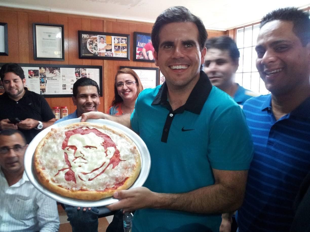 El gobernador de Puerto Rico, Ricardo Rosselló posa con su pizza.