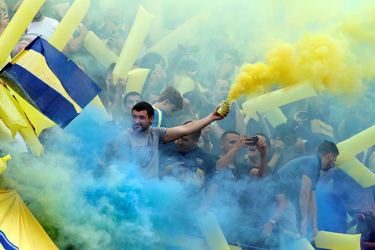 Los hinchas de Boca Juniors y River Plate viven con pasión la ida en la final de Copa Libertadores. Los xeneizes lo disfrutan en La Bombonera, mientras los 'millonarios' apoyan en el Monumental, pues no pueden ir al estadio de su rival.