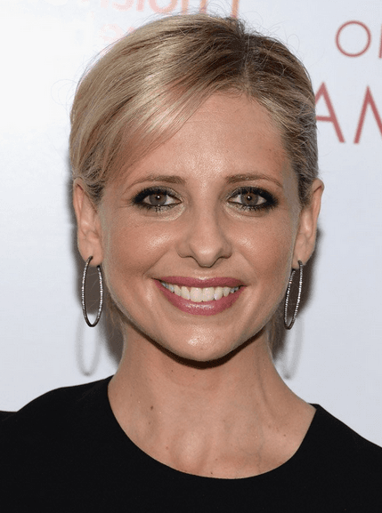 Casada con Freddie Prinze Jr. desde hace quince años y madre de dos, Sarah Michelle no se convirtió en una estrella de cine como lo esperaba, pero esto no le borra la sonrisa, ya que siempre tendrá el cariño de quienes la recuerdan como Buffy.