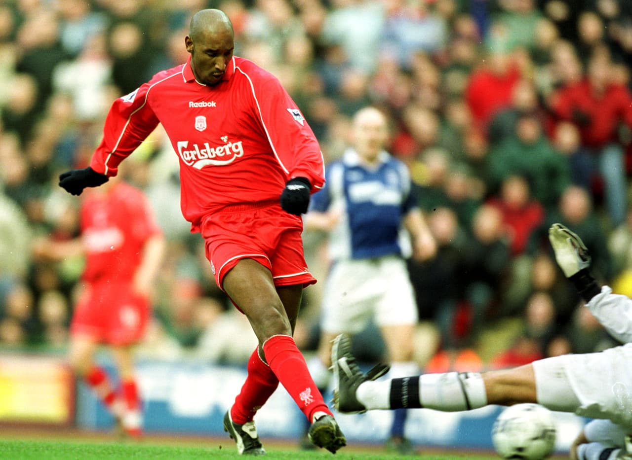 Tras un regreso al PSG, el goleador francés pasó al Liverpool en el 2002, donde jugó 22 partidos y anotó cinco goles.