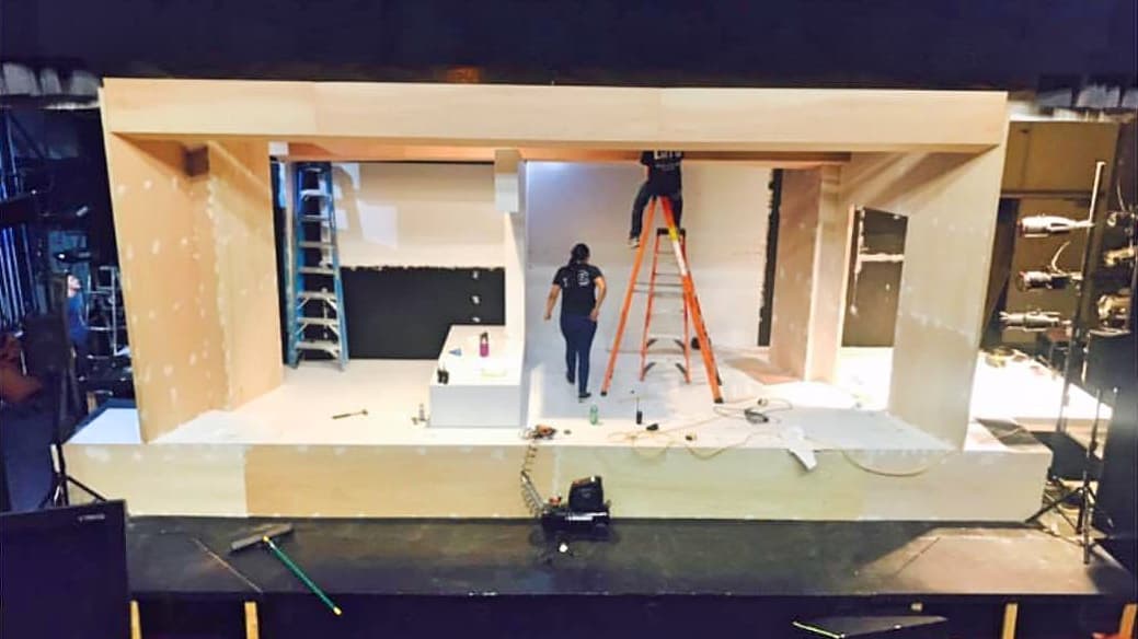 El escenario para la obra Time Alone es montada en Los Ángeles Theatre Center (LATC).