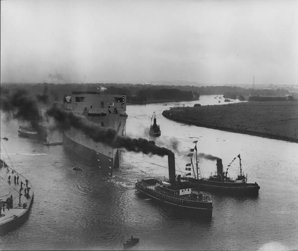 La construcción del RMS Queen Mary fue ordenada por la empresa británica Cunard Line—rival de la compañía White Star que fabricó el Titanic—y se anunció en 1930.