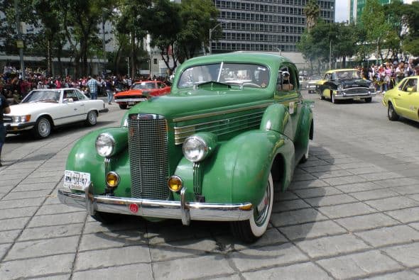 Casi dos mil vehículos clásicos desfilaron por las calles de la Ciudad de México para romper el Récord Guinness de más autos de este tipo en movimiento. Transitaron mil 721 autos, lo que superó la marca de Holanda, cuyo récord era de 948 vehículos. De acuerdo con las autoridades, el paso de estos autos clásicos fue visto por 250 mil asistentes. Circularon autos Datsun 1300, Jaguares, MG 59, Chevrolet apache, Alfa Romeo, Mercury, Porche, entre otros, que atrajeron la atención de capitalinos y visitantes. El paso de los vehículos fue interrumpido por el calentamiento de algunos que se quedaron en el camino y provocaron “cuellos de botella”; sin embargo, los organizadores confiaron en que los vehículos llegarían a la meta.