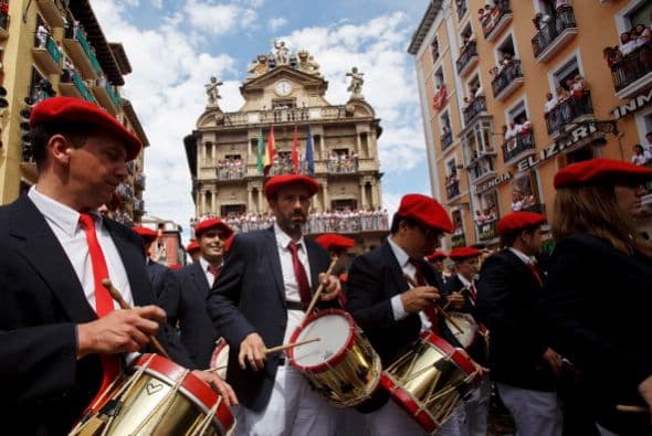 Esto con el objetivo de presenciar el "chupinazo", un disparo desde el balcón del ayuntamiento que marca el comienzo de las fiestas.
