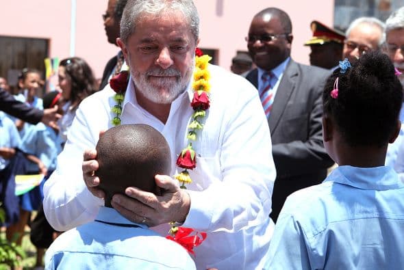 El presidente saliente goza de una inmensa popularidad en Mozambique, donde la población le es agradecida por esta ayuda. El día de su llegada al país africano decenas de escolares le saludaron cantando y bailando: "Papa Lula, Papa Lula, Bye Bye".