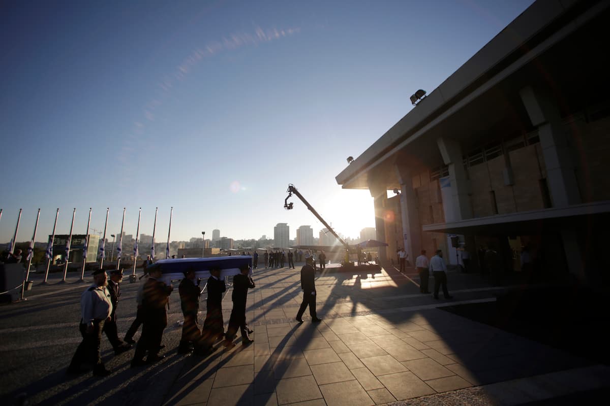 Traslado del féretro a la plaza donde se le rendirán honores al premio Nobel de la Paz