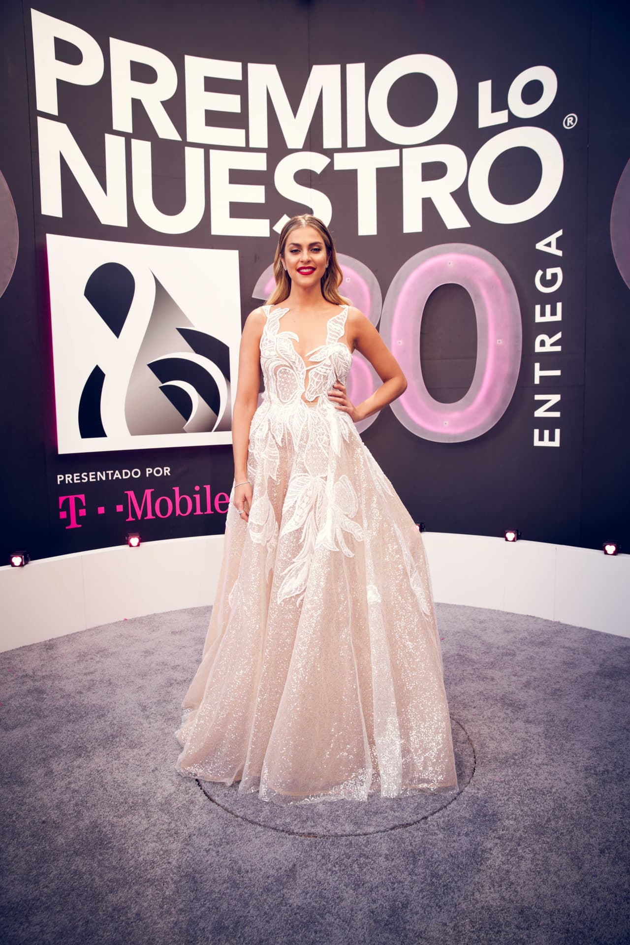 El vestido de Daniela Di Giacomo en blanco y nude salpicado de brillos tenía bordados colocados estratégicamente.