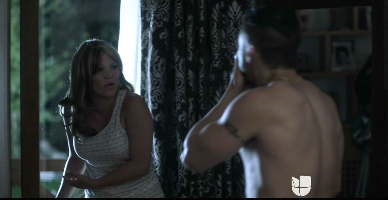 Jenni ya no soporta esta situación y le pide que se aleje de ella por el bien de su familia.