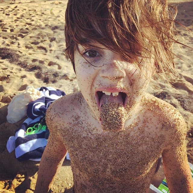 No pueden faltar las travesuras en la arena.