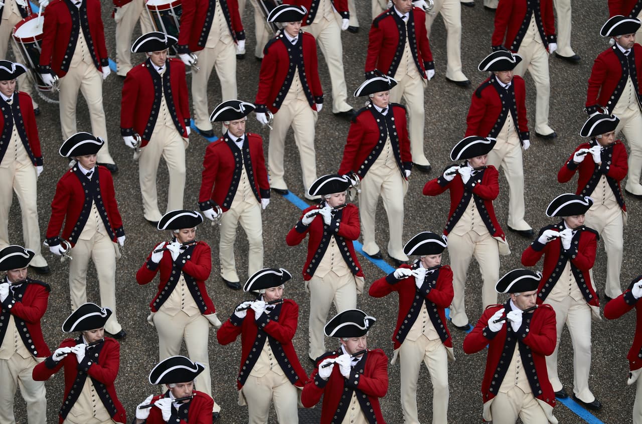 El Cuerpo de Pífano y Tambor del Viejo Ejército Estados Unidos marcha durante el desfile inaugural.