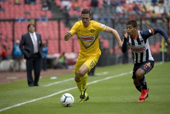 A los 16 años en un entrenamiento lo lesionaron y pensó que no jugaría futbol pero tras 9 meses de rehabilitación logró tener algunas oportunidades con el Lagunas Oaxaca y después pretemporada con el Querétaro pero ninguno de ellos apostó por él.