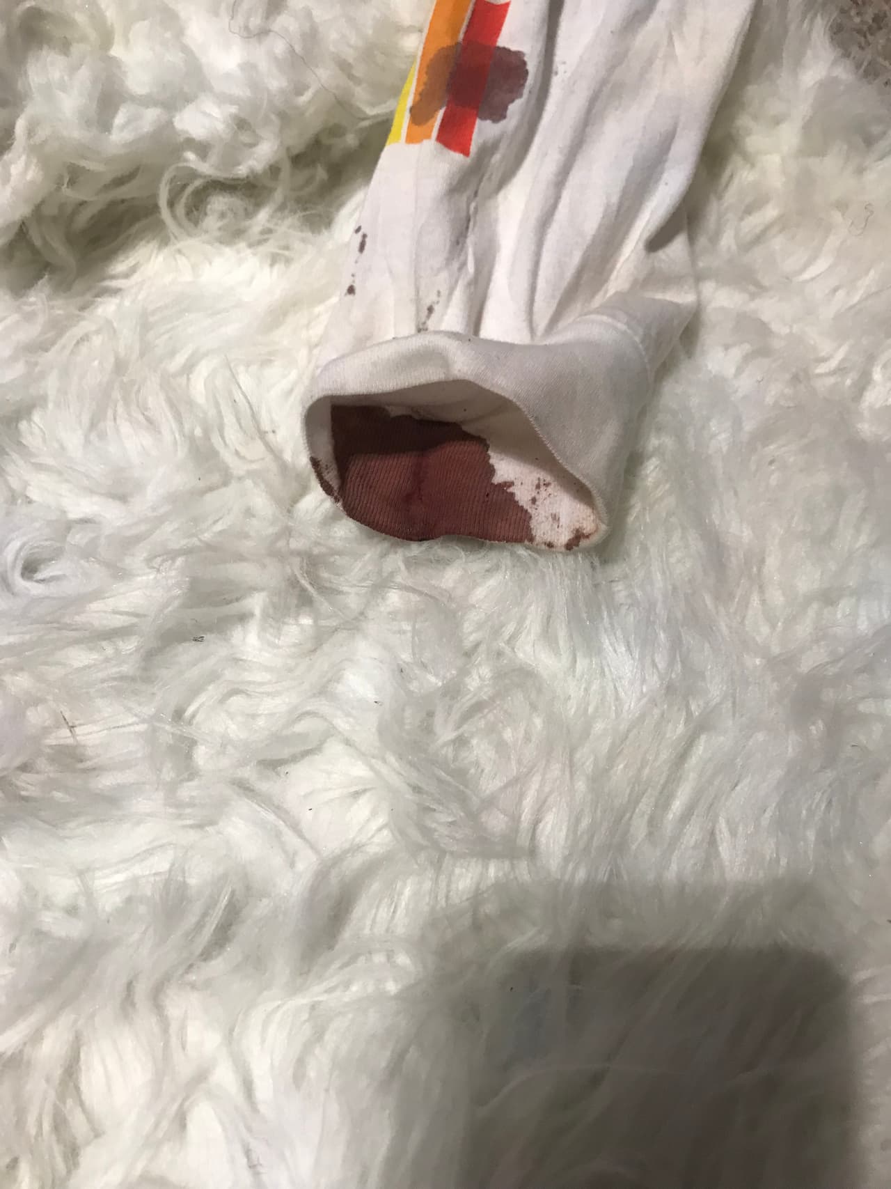 Dos de los pasajeros lanzaron botellas hacia Robinson qiuien intentó protegerse con su manos.