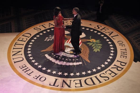 El presidente Barack Obama y su esposa Michelle pusieron el broche a su fiesta de investidura con un baile a ritmo de "soul" lleno de guiños de complicidad entre ambos y que cerró a una jornada que para el mandatario demuestra "la majestuosidad de nuestra democracia".