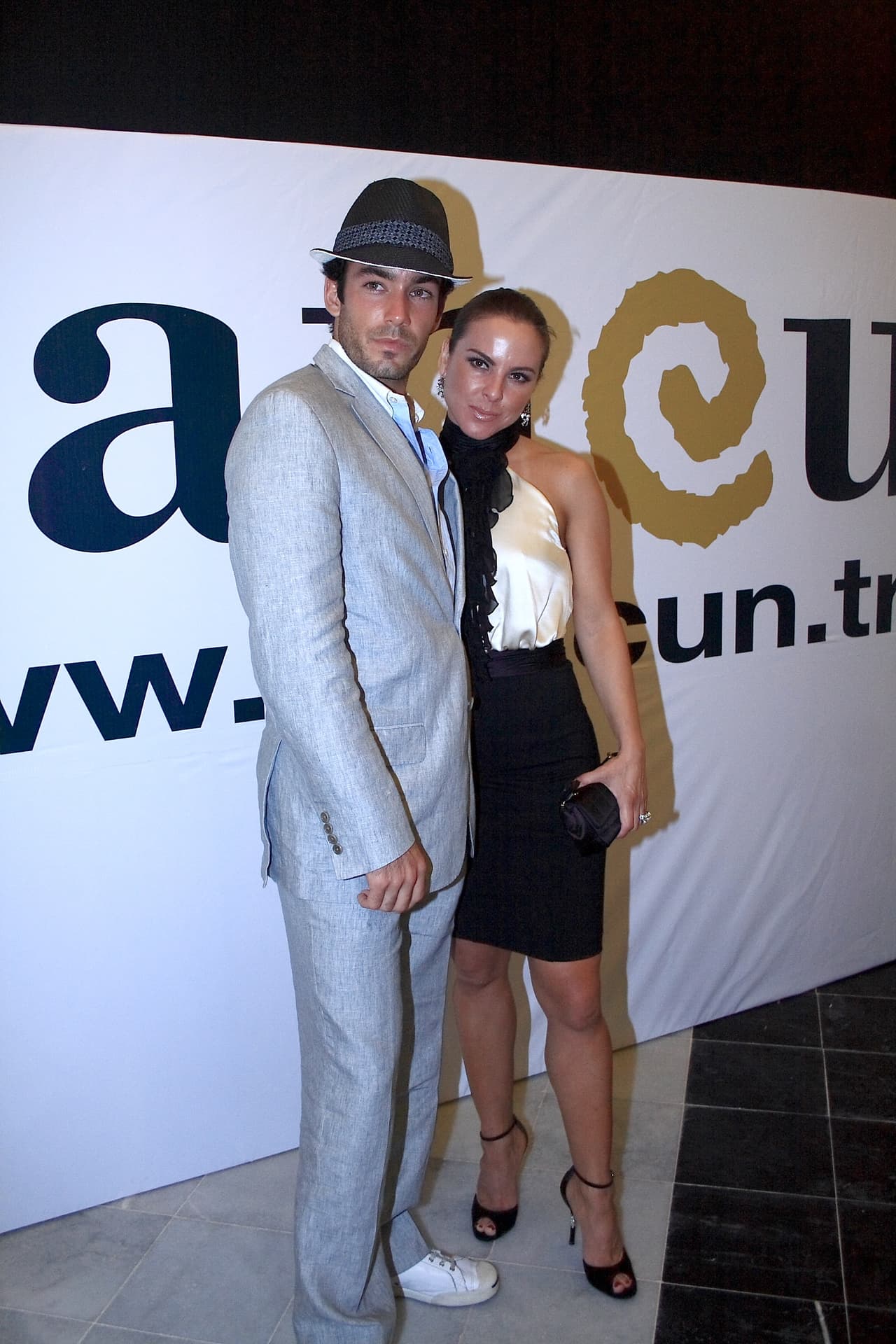 El 29 de agosto del 2009 
<b><a href="http://www.univision.com/temas/kate-del-castillo">Kate del Castillo</a></b> volvió a casarse, ahora con un hombre mucho menor que ella, Aarón Díaz, con el que mantuvo una relación de varios meses antes de llegar al altar. Por tener 10 años más que él la prensa no dejó de atacarla y de querer saber todos los detalles de su vida íntima.