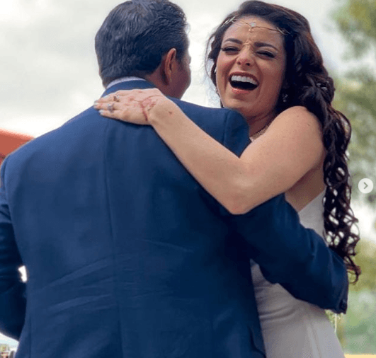 En compañía de esta fotografía y otras tres, Violeta dio a conocer su boda con Raúl.