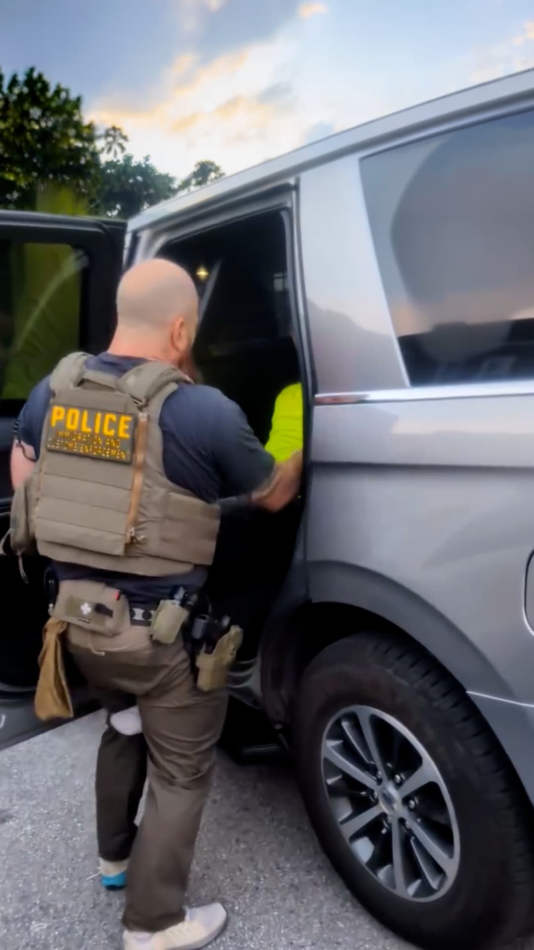 Graba la detención de su vecino por agentes de ICE