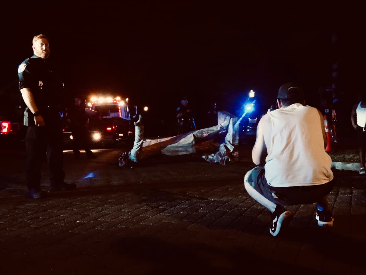 Manifestantes derribaron una estatua de Jefferson Davis, el presidente de los Estados Confederados de América durante la Guerra Civil, en Richmond, Virginia, cerca de las 11:00 pm de este miércoles. Reportes de las noticias locales mostraron fotografías de la estatua tirada en la calle, con la policía cerca, antes de que una grúa se la llevara.