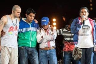 El grupo Calle 13 invitó a hablar en su concierto a familiares de los desaparecidos de Ayotzinapa. (Imagen tomada de Twitter).