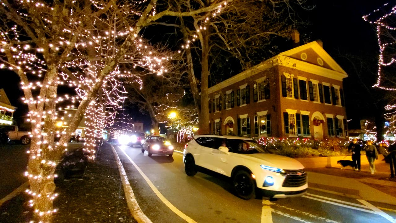 Al estar en Dahlonega, muchas personas dicen que se siente como si se estuviera en una película de Navidad.