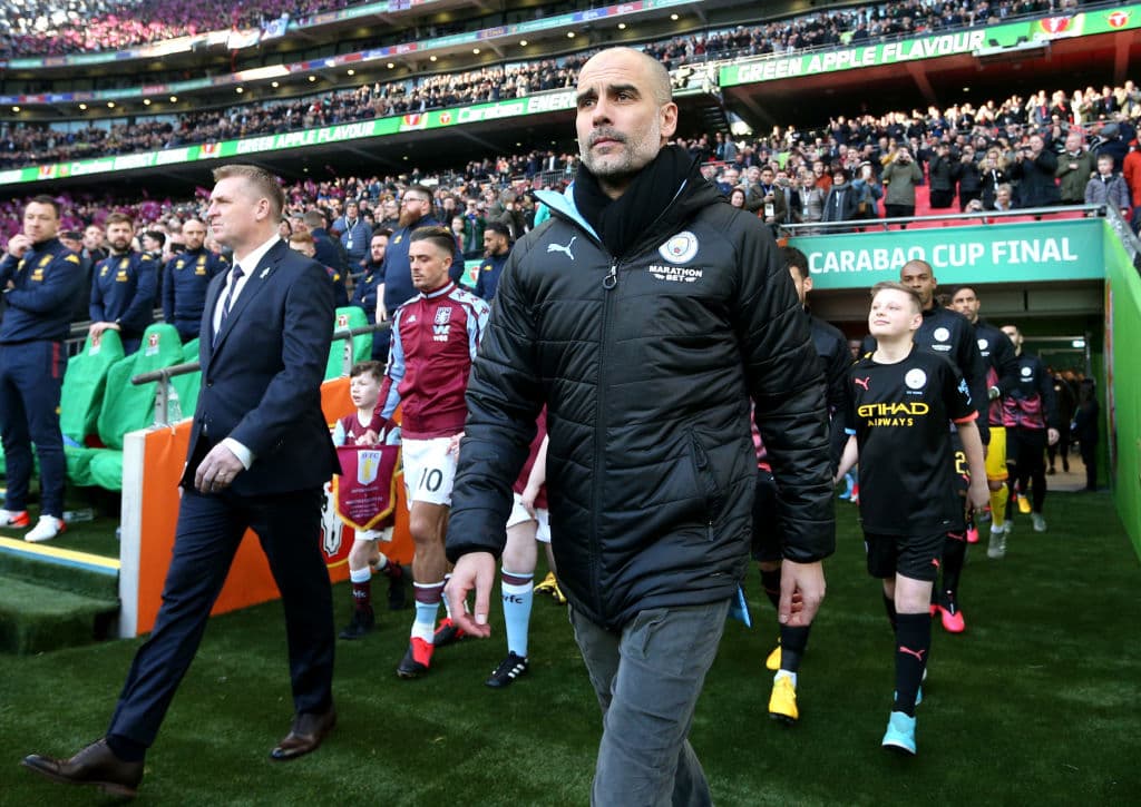Dean Smith, manager del Aston Villa y Pep Guardiola salen a la cancha encabezando a sus equipos.
