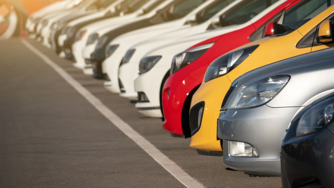 <h3 class="cms-H3-H3">Del colapso a las subastas 🚚</h3> 
<b>📆 Viernes de septiembre de 2025:</b> empleados reciben notificaciones de despido o suspensión laboral. 
<br>
<b>📆 Septiembre de 2025: </b>Tricolor Holdings se acoge al Capítulo 7 de bancarrota en el Norte de Texas. 
<br>
<b>📆 Otoño de 2025: </b>una financiera externa asume el servicio de miles de préstamos. 
<br>
<b>📆 17 de diciembre de 2025:</b> autoridades federales anuncian 
<a>cargos y la detención del fundador y ex CEO, Daniel Chu, como parte de un caso penal</a>. 
<br>
<b>📆 18 de diciembre de 2025: </b>La jueza autoriza iniciar la venta del inventario por subasta. 
<br>
<b>📆 2026:</b> La liquidación va a avanzar por etapas a través de subastas operadas por terceros.